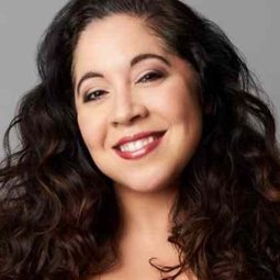 Gina Brillon - 狂奔向聖誕演員 飾演Sonya Truckle