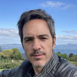 馬里修·奧查曼 飾演 Alan Bender