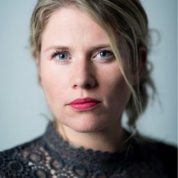 Fem Petraeus 飾演 Receptionist