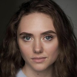 Lizzie Lomas 飾演 Extine Blandford