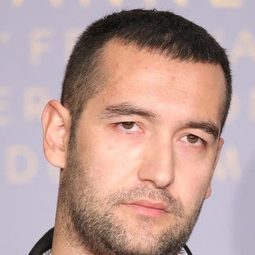 Akın Aksu - 野梨樹演員 飾演İmam Veysel