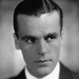 Neil Hamilton 飾演 Commissioner Gordon