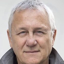 Gilles Plouffe - 月之南演員 飾演Store owner