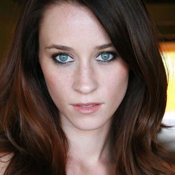 Mekenna Melvin 飾演 Annie