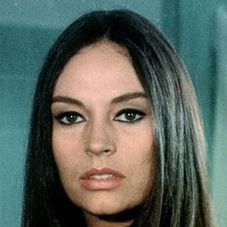 Diana Lorys 飾演 Sally Gaunt (uncredited)