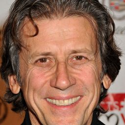 Richard Cox 飾演 Harry