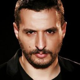 拉提夫·庫魯 飾演 Barmen