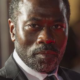 Terence Anderson 飾演 Leon