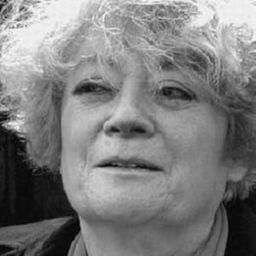 Elena Magoia 飾演 Portiera