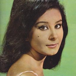 Nieves Salcedo 飾演 Girl Dancing with Mike