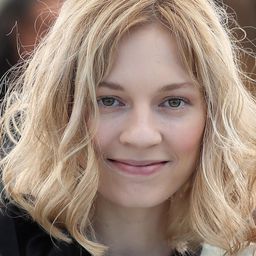 Viktoriya Miroshnichenko 飾演 Iya Sergueeva