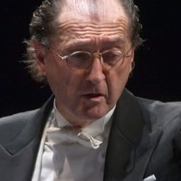 Maurizio Benini 飾演 Conductor