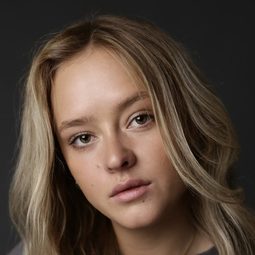 Felicia Truedsson 飾演 Agnes