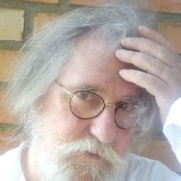 Abel Vitón 飾演 Henao