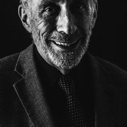 Luis Bredow - Even the Rain演員 飾演Comisario