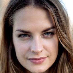 Heidi Toini 飾演 Charlie