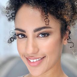 Isaro Kayitesi 飾演 Britney