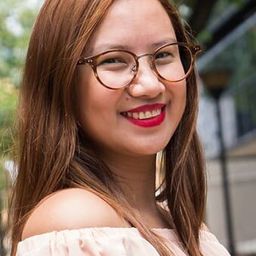 Bianca Balbuena 飾演 Couple at the Airport