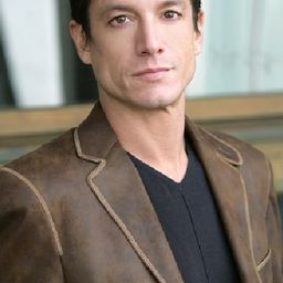 Dave Buzzotta 飾演 Sherlock