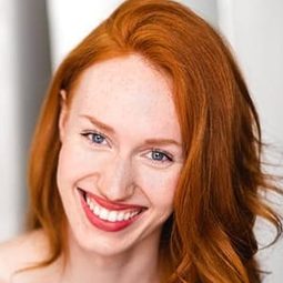 Kira Guloien 飾演 Anna