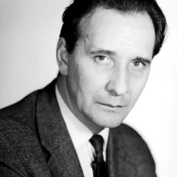 Andrzej Szczepkowski 飾演 mecenas Górecki