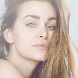 Elisa Bachir Bey 飾演 Erika