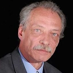 Miguel Couturier 飾演 General Salomón Duarte