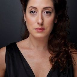 Demet Gül 飾演 Yataktaki Adamın Sevgilisi