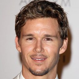 賴恩君坦 - 毛小孩選邊站演員 飾演Clay Lonnergan