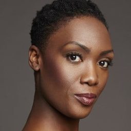 Carolyn Michelle Smith 飾演 Pauline