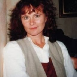 Jeananne Crowley 飾演 Julia