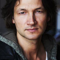 羅賓·卡西雅諾夫 飾演 Sergei