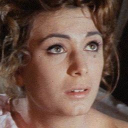 Anna Maria Polani 飾演 Queen Mysia