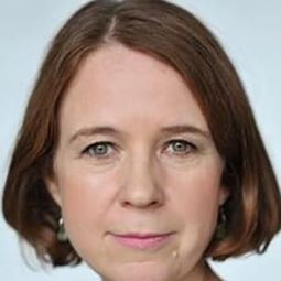 Vicki Pepperdine 飾演 Sister Mercy