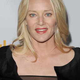 Angela Featherstone 飾演 Amanda Hill