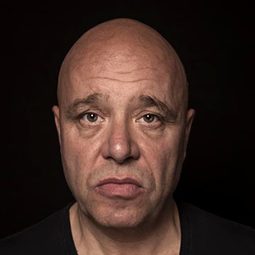 Manou Kersting - 保鏢演員 飾演Intermediary Antiquarian