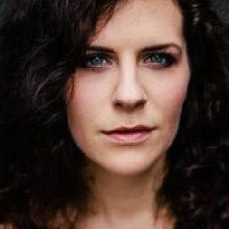 Missy Cross 飾演 Rebecca Baarker