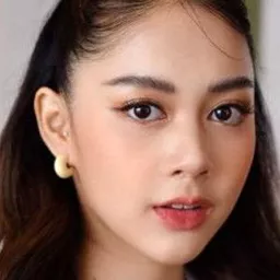 Rutrawee Jeeradechakul 飾演 Ploy