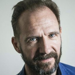 賴夫費恩斯 飾演 Christopher Marshall