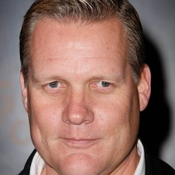 布萊恩·海利 - 缺席的男人演員 飾演Officer Krebs