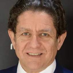 佩德羅·卡沙布蘭 - 萬千痛愛在一身演員 飾演Dr. A. Galindo