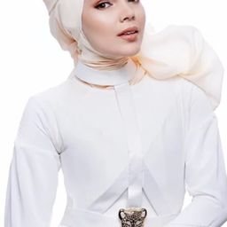 德薇·桑德拉 飾演 Sabina / Aisha Greimas