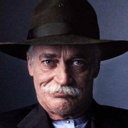 理查德·法恩斯沃斯 飾演 Stagecoach driver