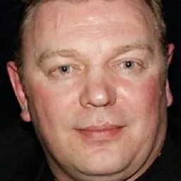 Sergey Krymsky 飾演 captain of militia