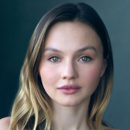 阿拉娜·波登 飾演 Lucy