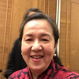 周儷玲 - 徘徊年代演員 飾演A-Sha's Mom