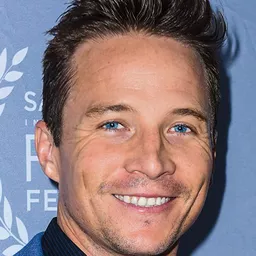 Travis Aaron Wade 飾演 Young Uncle Johnny