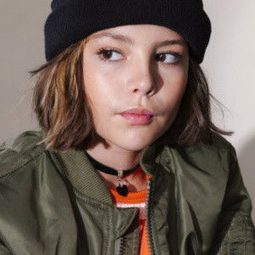 Lou Deleuze 飾演 Alma