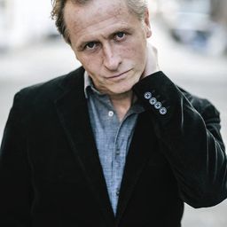 Jonny Phillips 飾演 Barry Bell