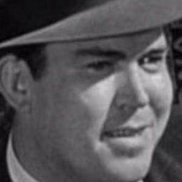 Adrian Morris - 化石森林演員 飾演Ruby